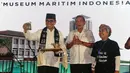 Dirut IPC Evlyn G Masassya (kiri) bersama Komisaris Utama IPC Tumpak Pangabean (tengah) menerima artefak dari Masyarakat Pecinta Kebudayaan Budiati saat soft launching Museum Maritim Indonesia di Jakarta, Jumat (7/12). (Lipiutan6.com/JohanTallo)