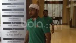 Pemain Timnas Indonesia, Rizky Pora dan Zulham Zamrun, terlihat rileks saat menuju ruang makan di Hotel Grand Fourwings, Bangkok, Jumat (16/12/2016). (Bola.com/Vitalis Yogi Trisna)