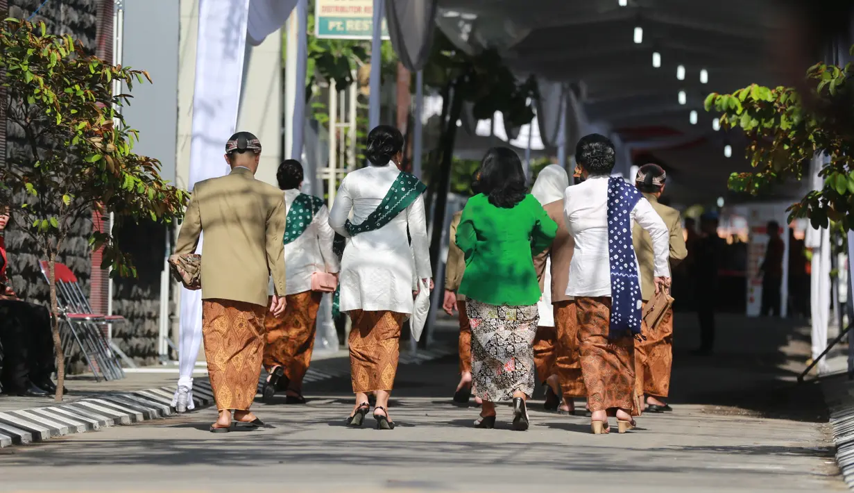 Mengusung tema adat Jawa yang cupu kental, para tamu undangan yang hadir pun juga mengenakan batik yang merupakan salah satu ciri khas dan warisan budaya Indonesia. Semuanya tampak sederhana namun elegan. (Adrian Putra/Bintang.com)