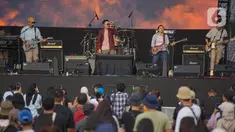Aksi musisi band Base Jam saat tampil dalam festival musik Manggungdi BSD Tangerang, Sabtu (3/9/2022). Dalam penampilannya Base Jam tampil enerjik dengan membawakan lagu hitsnya diantaranya bukan punjaga, dan rindu. (Liputan6.com/Faizal Fanani)
