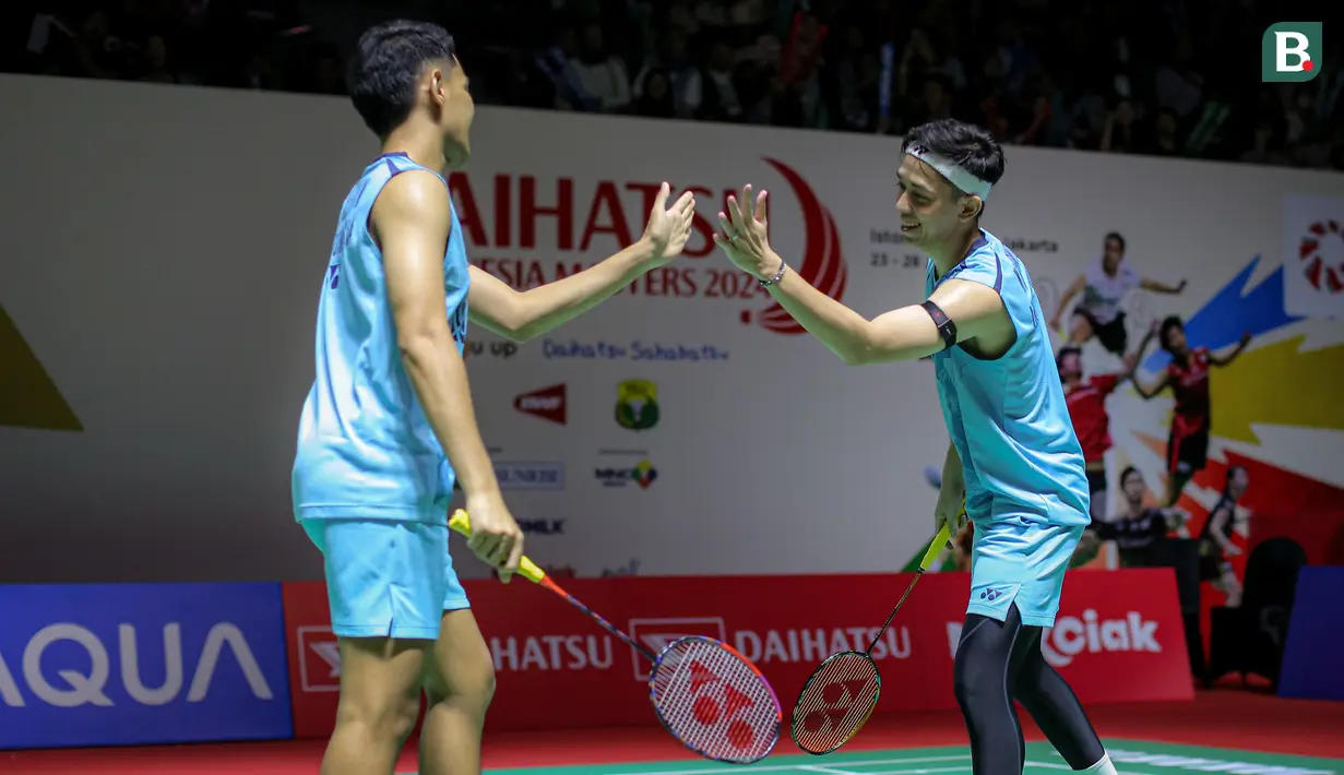 <p>Selebrasi ganda putra Indonesia, Fajar Alfian/Muhammad Rian Ardianto setelah meraih angka saat menghadapi rekan senegaranya, pasangan Muhammad Shohibul Fikri/Bagas Maulana pada babak perempatfinal Daihatsu Indonesia Masters 2024 di Istora Senayan, Jakarta, Jumat (26/1/2024). Fajar/Rian menang dua game langsung dengan skor 21-13, 21-12. (Bola.com/Bagaskara Lazuardi)</p>