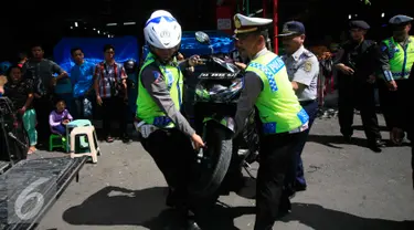 Petugas gabungan Polresta Yogyakarta dan Dishub mengangkut sepeda motor pada Operasi Progo Patuh di Jl Malioboro, Yogyakarta, Rabu (18/5). Opersi Patuh di gelar secara serempak di seluruh Indonesia hingga 29 Mei 2016. (Liputan6.com/Boy Harjanto)