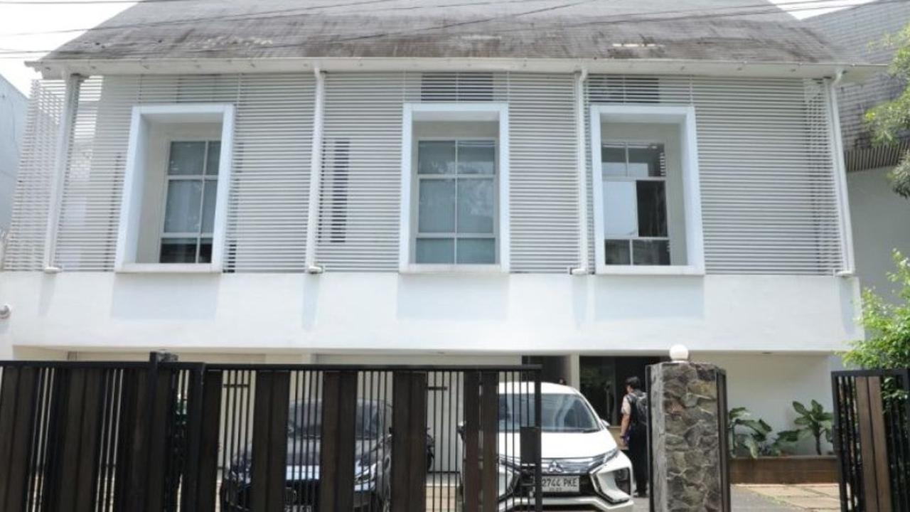 Rumah milik Mohammad Riza Chalid (MRC), tersangka kasus dugaan tindak pidana pencucian uang (TPPU) dengan tindak pidana asal dugaan korupsi tata kelola minyak mentah disita Kejagung.