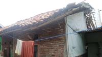 Kondisi rumah nenek Imil di Kampung Bancong, Desa Kertasari, Pebayuran, Kabupaten Bekasi, Jawa Barat yang memprihatinkan dan nyaris roboh. (Liputan6.com/Bam Sinulingga)