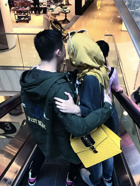 Pemeran Irwansyah dan Zaskia Sungkar telah menikah sejak enam tahun silam. Tidak pernah ada kabar gosip terkait kejelekan rumah tangga pasangan ini. Keduanya terlihat begitu harmonis. (Instagram/irwansyah_15)