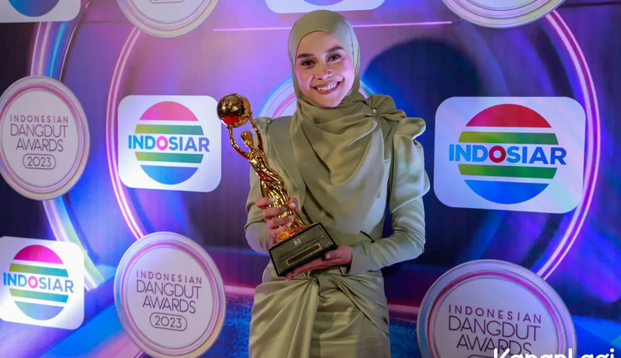 Perempuan seorang anak itu masih merasa tak percaya. Hingga kini masih banyak yang menunggu dan mendukung setiap berkarya. [Foto: Muhammad Akrom Sukarya/KapanLagi.com]