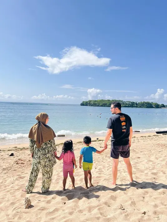 Sudah punya 2 anak, tapi Aryani Fitriana dan Donny Michael masih terlihat seperti pasangan muda nih. (FOTO: instagram.com/aryanifitriana24)
