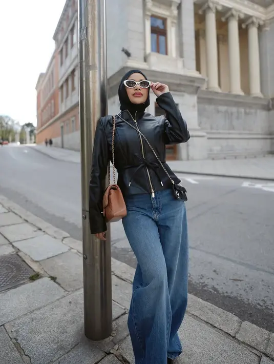 <p>Aurel Hermansyah kembali mencuri perhatian publik dengan penampilan modisnya saat berlibur di Madrid. Dalam foto yang beredar, istri Atta Halilintar ini tampil menawan dengan gaya edgy yang memadukan nuansa modern dan elegan. [@aurelie.hermansyah].</p>