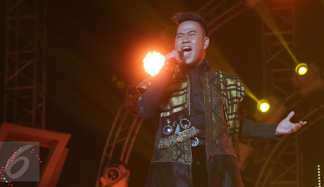 Penampilan Ical Majene dalam konser grand final D'Academy 3 di Jakarta, Jumat (21/05/2016).  Pada konser grand final D'Academy 3 tadi malam Ical mendapatkan perolehan voting sebesar 50,6 persen sedangkan Weni 49,4 persen. (Liputan6.com/Herman Zakharia)