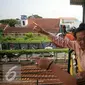 Gubernur DIY Sultan HB X berbincang dengan Walikota Yogyakarta Haryadi Suyuti saat meninjau taman parkir Abu Bakar Ali Yogyakarta (5/4). (Liputan6.com/Boy Harjanto)