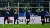 Bek Inter Milan, Stefan de Vrij, meminta timnya untuk tetap fokus pertandingan demi pertandingan setelah berhasil menjadi pemuncak klasemen sementara Serie A 2021/2022. (AFP/Miguel Medina)