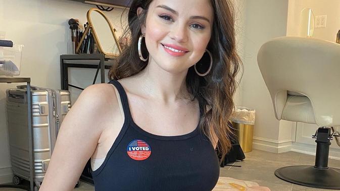 Selena Gomez memakai aksesori berupa stiker I Voted. (dok. Instagram @selenagomez/https://www.instagram.com/p/CGp_hsjAMUU/)