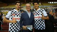 Sean Gelael (kanan), berpose bersama Claudio Ranieri (tengah) dan Antonio Giovinazzi selepas laga sepak bola amal di Stade Louis II, Monako, Selasa (24/5/2016). (Bola.com/Tim Jagonya Ayam KFC Indonesia)