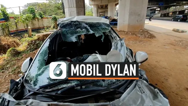 Selebritas Dylan Carr mengalami kecelakaan di ruas tol JORR. Mobil yang ia kendarai menabrak sebuah truk dari bagian belakang.