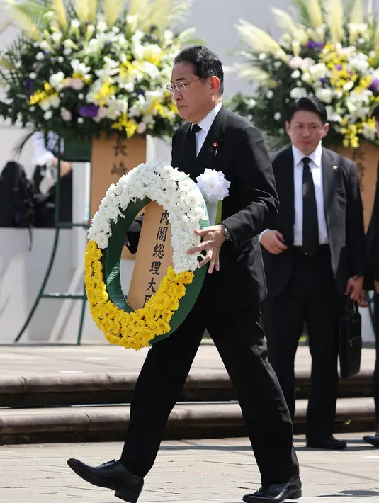 Perdana Menteri Jepang Fumio Kishida meletakkan karangan bunga saat upacara doa perdamaian di Taman Perdamaian di Nagasaki pada tanggal 9 Agustus 2024. (JIJI Press/AFP/Japan OUT)