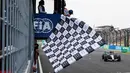 Pembalap Mercedes AMG Petronas, Kimi Antonelli, sukses merebut podium tertinggi dalam balapan Formula 1 GP Jepang 2026 di Sirkuit Suzuka, pada Minggu (29/3/2026). Tampak dalam foto, pembalap Mercedes AMG Petronas asal Italia, Kimi Antonelli, sesaat sebelum melewati garis finis Grand Prix Formula Satu Jepang di sirkuit Suzuka, Suzuka, prefektur Mie pada Minggu 29 Maret 2026. (FRANCK ROBICHON/POOL/AFP)