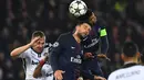 Duel antara pemain PSG dan Ludogorets dalam laga Grup Liga Champions di Stadion Parc des Princes, Paris, (6/12/2016).  (AFP/Franck Fife)