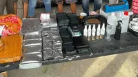 Direktorat Reserse Narkoba Polda Sulsel mengamankan 2 Kg ganja dari hasil penggerebekan sebuah kos-kosan di Makassar.