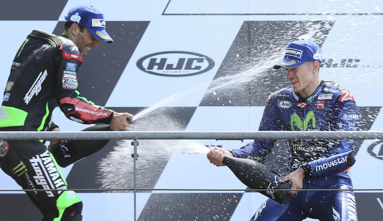 Maverick Vinales bersama Johann Zarco (kiri) merayakan keberhasilan mereka meraih juara satu dan dua pada MotoGP Prancis. (AP/David Vincent)