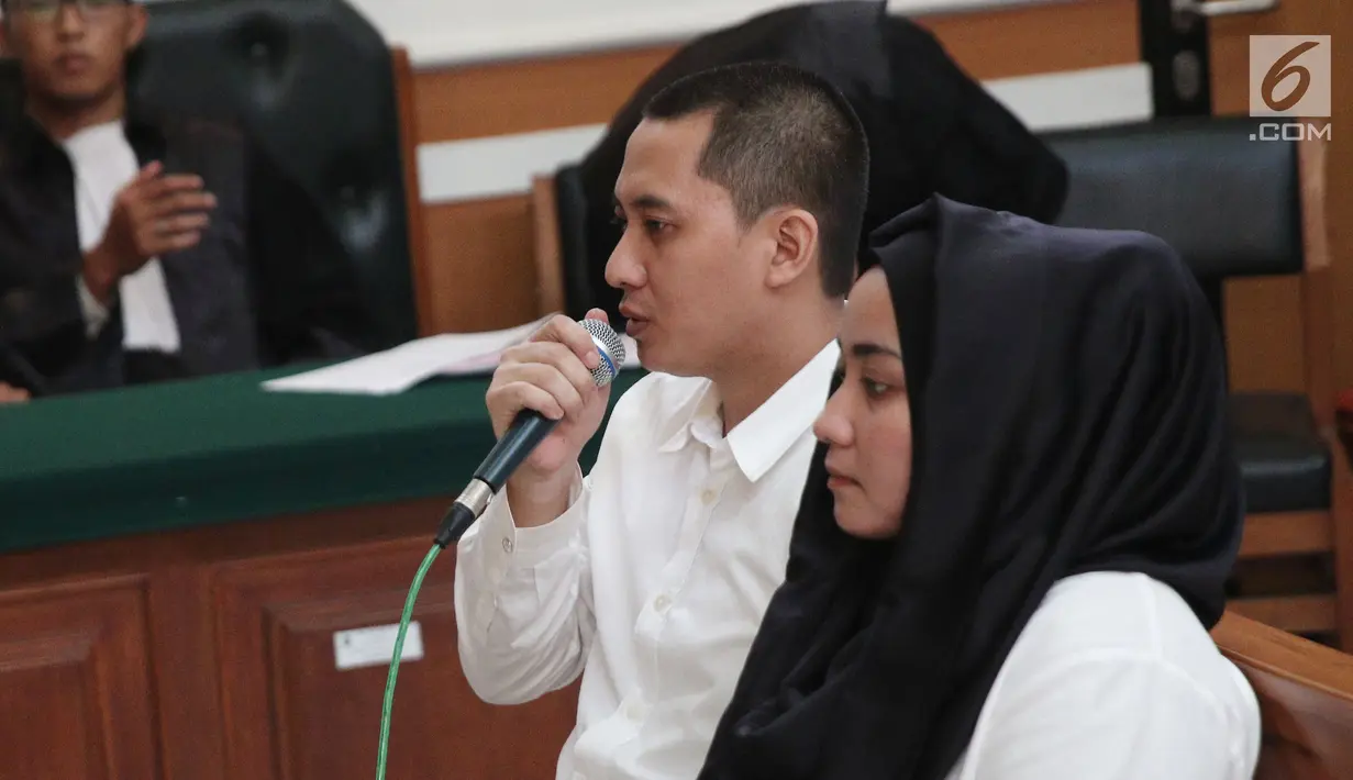 Terdakwa kasus First Travel Andika Surachman bersama istrinya Anniesa Hasibuan memberi keterangan saat menjalani sidang di PN Depok, Jawa Barat, Rabu (30/5). Sedangkan Anniesa Hasibuan di vonis 18 tahun penjara. (Liputan6.com/Herman Zakharia)
