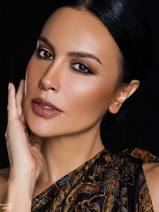 Tampil portrait dengan balutan kain batik berwarna gelap. Mirip enggak dengan gaya Eva Celia berikut ini? (Liputan6.com/IG/@sophia_latjuba88)