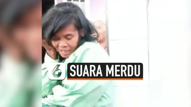 Baru-baru ini, sosial media dikejutkan dengan rekaman video seorang wanita yang diduga memiliki gangguan jiwa melantunkan ayat suci Al Quran dengan suara merdu. Videonya pun mengundang reaksi takjub dari netizen.
