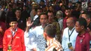Presiden Joko Widodo menyapa pendukungnya usai mendaftarkan Capres-Cawapres ke Komisi Pemilihan Umum (KPU), Jakarta, Jumat (10/8).  Jokowi dan Ma'ruf Amin resmi sebagai capres-cawapres untuk Pilpres 2019. (Merdeka.com/Imam Buhori)