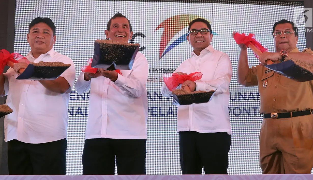 Dirut IPC, Elvyn G Masassya (tengah) memegang skop pada acara Pencanangan Pembangunan Terminal Kijing Pelabuhan Pontianak, Kalimantan Barat, Rabu (11/4). Nantinya Pelabuhan Kijing akan dikembangkan dengan konsep digital port. (Liputan6.com/Johan Tallo)