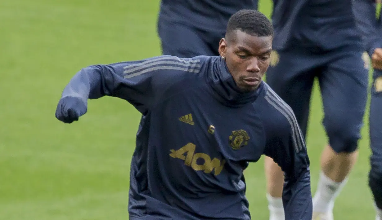 Gelandang Manchester United, Paul Pogba, saat latihan jelang laga Liga Champions di Barcelona, Senin (16/4). Barcelona akan berhadapan dengan Manchester United. (AP/Joan Monfort)