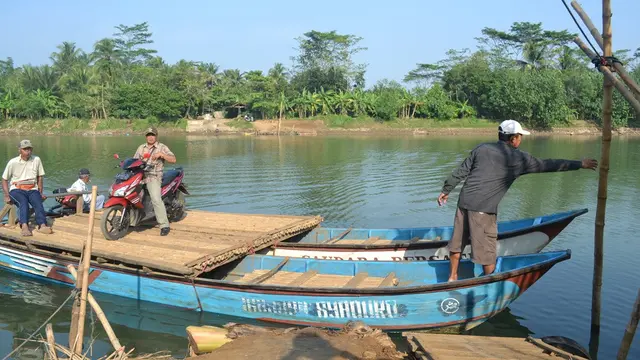 Perahu penyeberangan ke Kota Banjar dari Mluwung, Cilacap di Sungai Citanduy, Perbatasan Provinsi Jateng-Jabar. (Foto: Liputan6.com/Muhamad Ridlo)