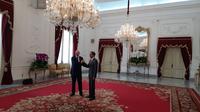 Masuk ke&nbsp;dalam Istana Merdeka,&nbsp;Presiden FIFA Gianni Infantino&nbsp; disambut oleh Presiden Jokowi. Keduanya saling menyapa, berjabat tangan, dan tertawa bersama. (Foto: Liputan6/Lizsa Egaham)