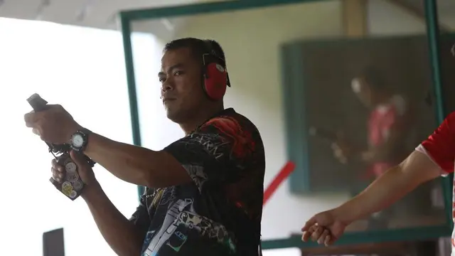 Edi Susanto dari Jawa Barat menjuarai nomot 50m rifle 3 position di test event menembak, Jumat (10/11/2017) di Lapangan Tembak Senayan.