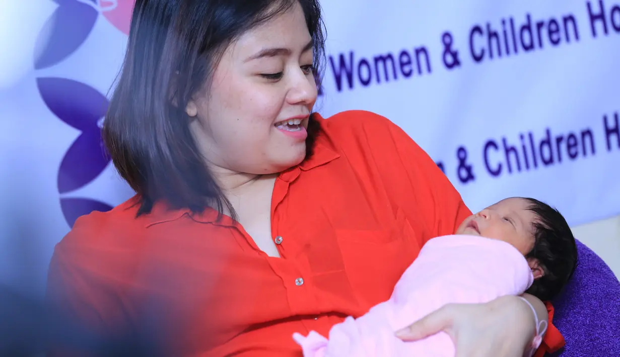 Sebelumnya, istri Tri Aji Raharso itu telah melahirkan dua orang anak laki-laki. Arkana Uno Raharso dan Attala Mada Raharso. Kehadiran anak ketiga yang lahir di Rumah Sakit Brawijaya itu diberinama Chayra. (Adrian Putra/Bintang.com)