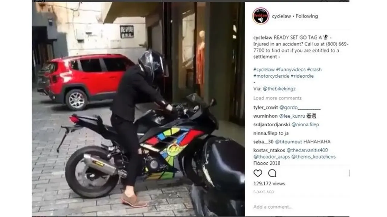 Biker tabrak toko