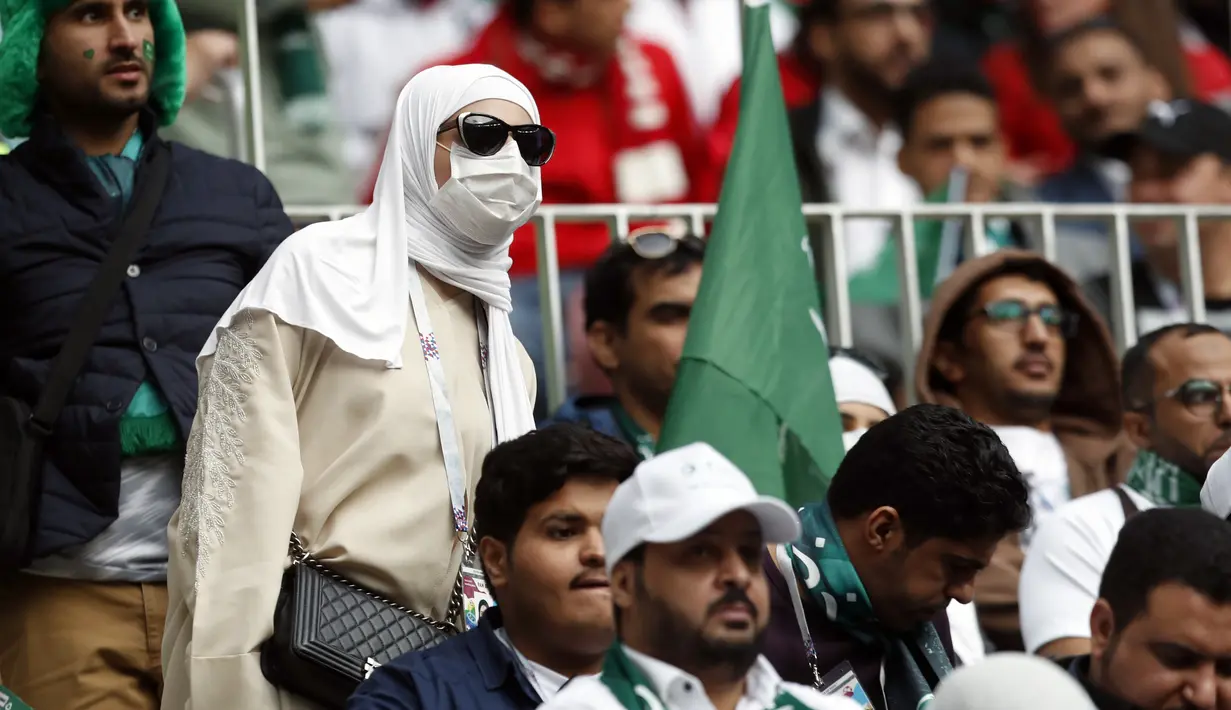Fans Arab Saudi saat mendukung timnya melawan Rusia pada laga grup A Piala Dunia 2018 di Luzhniki stadium, Moskow, Rusia, (14/6/2018). Rusia menang 5-0. (AP/Pavel Golovkin)