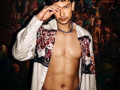 Aktor Dimas Beck mengagetkan netizen dengan penampilan terbarunya. Pria 34 tahun yang juga seorang model itu memerlihatkan transformasi bentuk tubuh yang makin kekar. (FOTO: instagram.com/dimasbeck/)