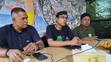 Warga Nagan Raya, Hasbullah (kiri) bersama kuasa hukumnya dari LBH Banda Aceh menyatakan akan melakukan gugatan warga negara (citizen lawsuit) terhadap Ketua PN Meulaboh dan Suka Makmue terkait PT Kallista Alam (Liputan6.com/Rino Abonita)
