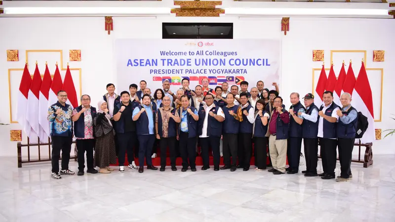 Presiden ASEAN Trade Union Council (ASEAN TUC) Andi Gani Nena Wea mengajak seluruh delegasi pertemuan tahunan ASEAN TUC berkunjung ke Istana Kepresidenan Yogyakarta di Kecamtan Gondomanan, Yogyakarta, Selasa (30/7/2024).