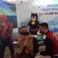 Sosok Superhero Spiderman Ikut Dampingi Vaksinasi Anask di SD Islam Al- Khairiyah Banyuwangi. (Hermawan Arifianto/Liputan6.com)