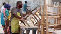 Pekerja membuat mebel di kawasan Tangerang, Selasa (3/11/2020). Generalized System of Preference (GSP) atau fasilitas perdagangan berupa pembebasan tarif bea masuk memungkinkan produk UMKM lebih banyak diekspor ke Amerika Serikat. (Liputan6.com/Angga Yuniar)