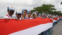 Ribuan siswa dan guru SMA Kota Kendari membentangkan kain merah putih sepanjang 17 kilometer dalam memperingati HUT ke-78 RI, namun aksi ini memicu kekesalan siswa SMA.