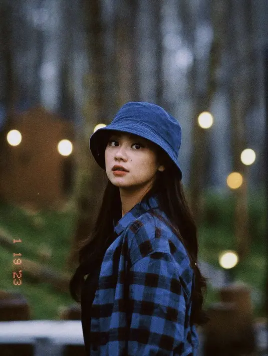 Dengan bucket hat nya, Gege tampil mengenakan flanel warna biru. Credit: @gegeelisa94