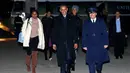 Presiden Barack Obama dan keluarga berjalan menuju pesawat Air Force One di Joint Base Andrews di Maryland, AS (16/12). Obama akan berlibur ke Hawaii untuk merayakan Natal disana. (REUTERS / Kevin Lamarque)