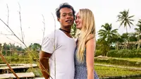 Bule asal Inggris, Polly Alexandria Robinson, yang menikah dengan lelaki Muntilan, Jawa Tengah, Karna Radheya. (dok. Instagram @pollyoddsocks/https://www.instagram.com/p/BlKs2lSA1EQ/Asnida Riani)