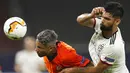 Pemain FC Shakhtar Donetsk, Marlos, berebut bola dengan pemain FC Basel, Omar Alderete, pada perempat final di Veltins Arena, Selasa (11/8/2020). Shakhtar Donetsk menang dengan skor 4-1. (Wolgang Rattay/Pool Photo via AP)