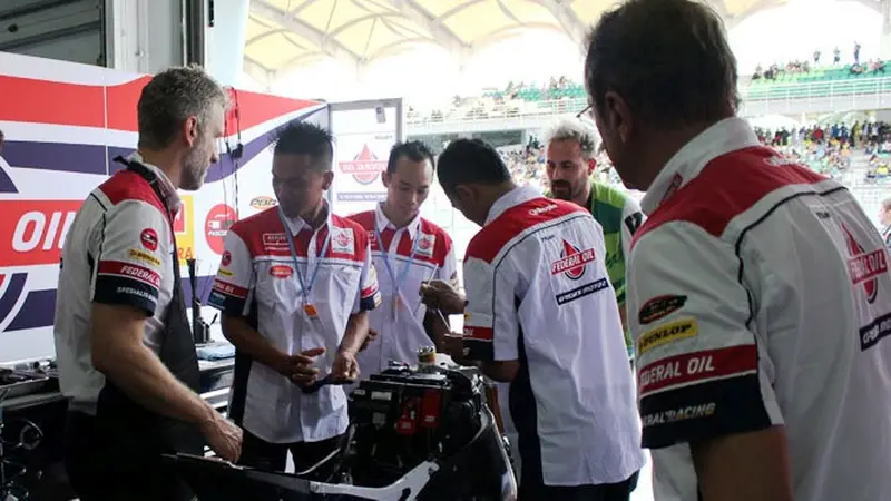 Tiga Mekanik Federal Oil Bertemu Tim Balap Gresini di Sepang