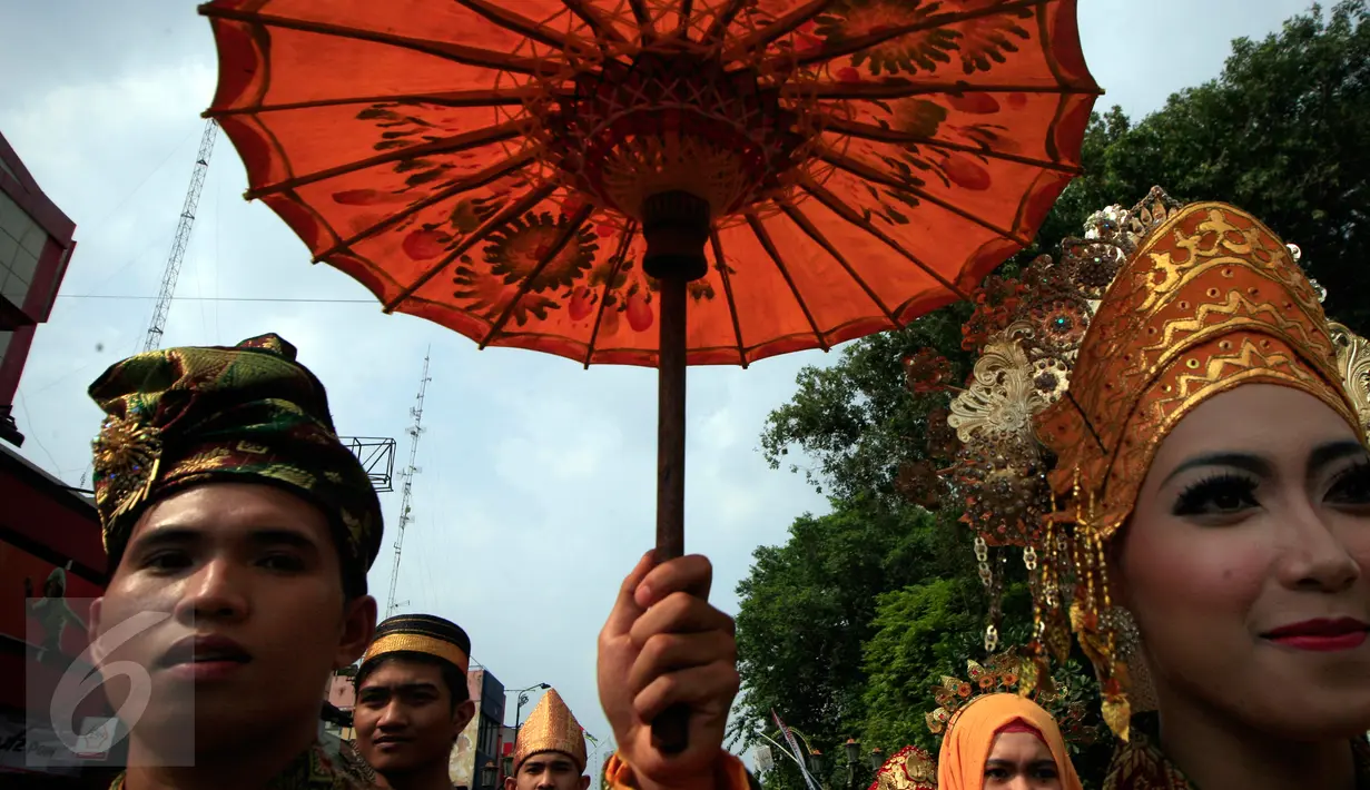 Pemuda pemudi mengenakan pakaian tradisional ikuti pawai budaya nusantara sebagai upaya mendukung gerakan pencegahan paham radikal terorisme di Maliboro, Yogyakarta, (29/10/2015). Acara ini digelar Badan Nasional Penanggulangan Terorisme. (Boy T Harjanto)
