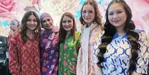 Sarwendah baru saja meluncurkan brand dasternya dengan konsep daster yang nyaman namun tetap stylish meski di rumah. Peluncuran dihadiri para publik figur yang mengenakan daster milik Sarwendah. [@mayaseptha7]