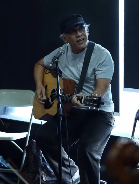 "Baru kali ini latihan. Sangat seru ya, latihan ama Erwin," kata Iwan Fals di Jalan Antasari, kawasan Cilandak, Jakarta Selatan, Minggu (21/8). (Galih W. Satria/Bintang.com)