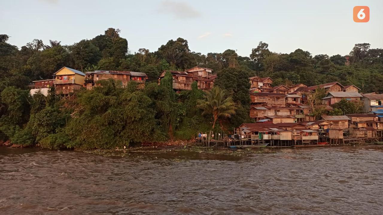 Pemukiman di Tepi Sungai Mahakam.